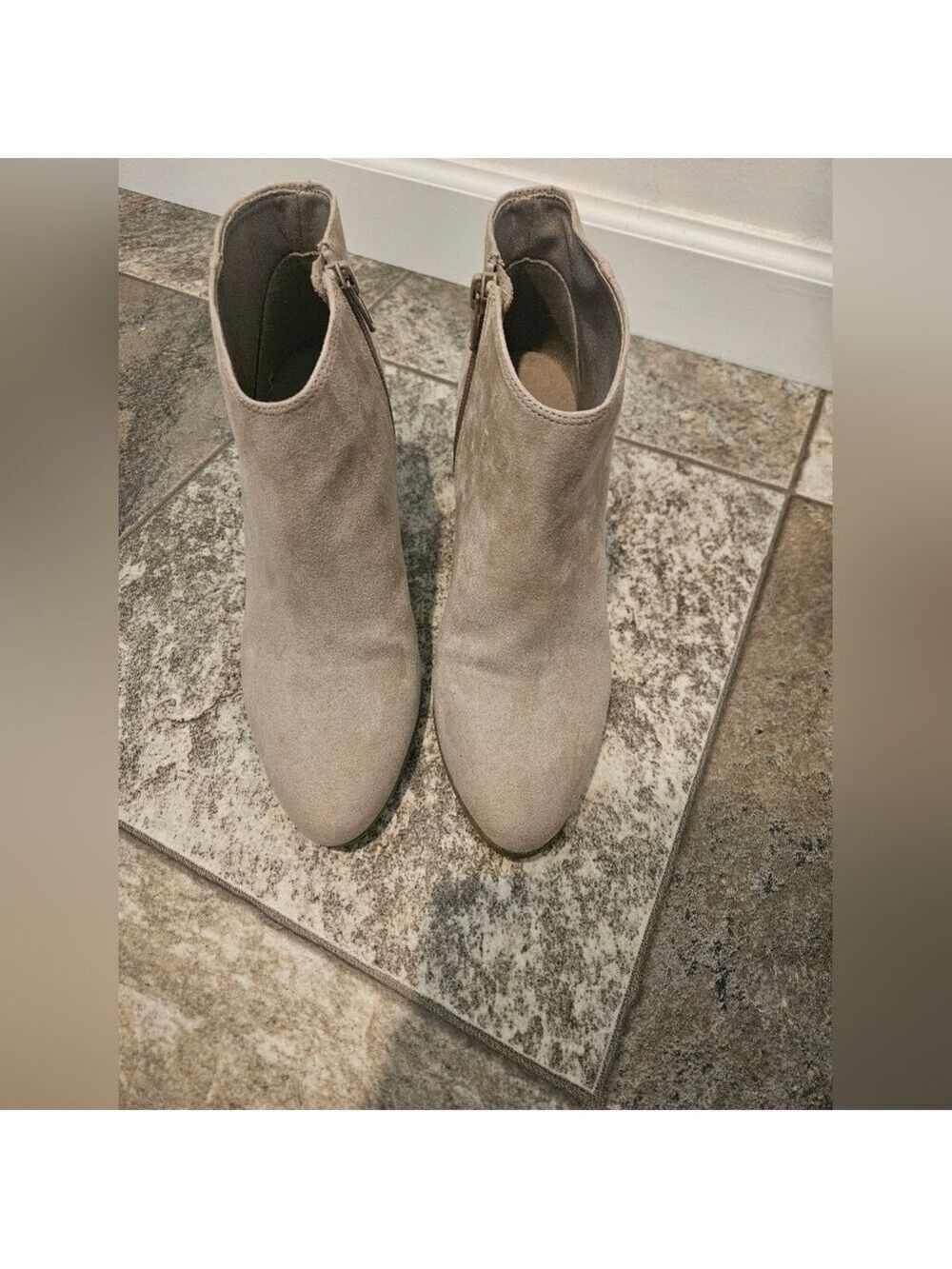 OLD NAVY FAUX SUEDE LIGHT TAUPE HEELED ANKLE BOOTIE SIZE 7 - Picture 3 of 10